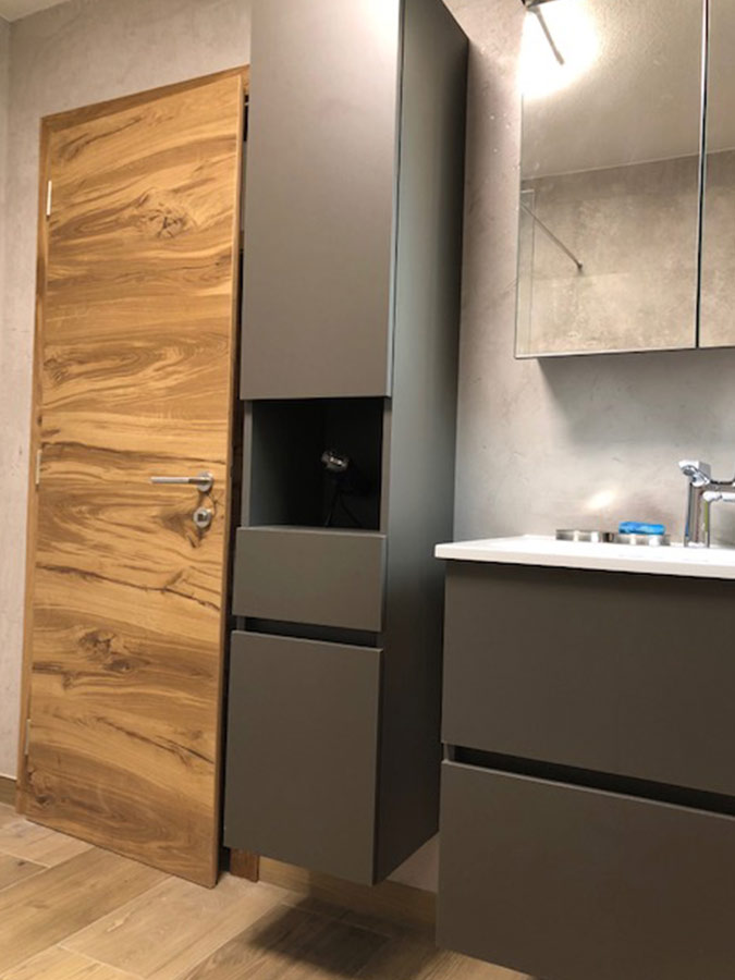 oberleitner-bad-12-6 Modernes Bad mit Holz und Grau